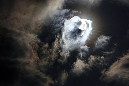 云中闪亮的月亮 2图片