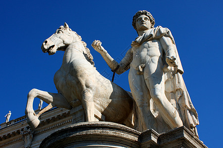 在国会广场前骑着一匹马的卡斯特尔雕像 Ro假期大理石数字旅行建筑学古董雕塑神话帝国大厅图片