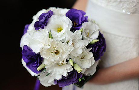 新娘带着美丽的婚礼花束的新娘幸福花朵玫瑰魅力女孩已婚仪式奢华女性庆典图片