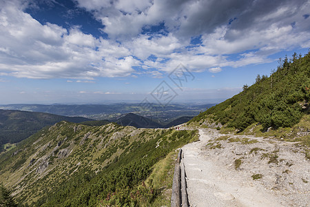 从徒步足迹看塔特拉山脉 波兰 欧洲反射风景公园旅游蓝色岩石晴天全景旅行松树图片