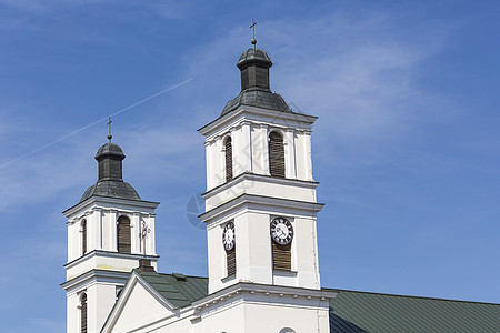 波兰苏瓦基的圣亚历山大教堂抛光历史建筑教会上帝天空中心白色图片