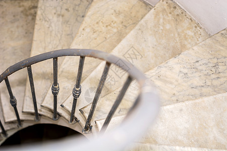 室内螺旋旋转楼梯的反面视图金属漩涡艺术曲线建筑迷宫大教堂圆圈栏杆灯塔图片