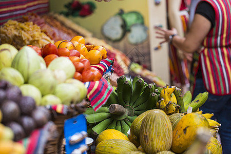 马卡多多斯拉夫罗多的新鲜异国水果凤梨柳条热带蔬菜假期销售街道摊位香蕉橙子图片