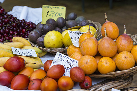 的新鲜异国水果收成城市柠檬销售木瓜食物摊位零售柳条生产图片