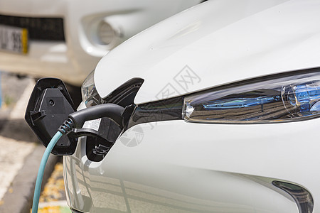 电缆挂在电动车上的油箱位置上电池交通插头环境方式力量电源线环境保护车辆运输图片