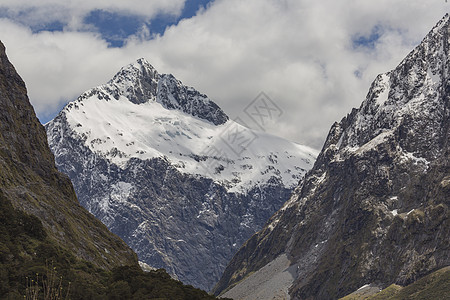 新西兰密尔福德湾公路沿线的雪山首脑绿色森林远足地球天空钥匙峡湾风景反射图片