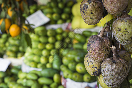 SriLanka户外市场的许多热带水果柠檬香蕉购物农场商业街道销售生产菠萝摊位图片