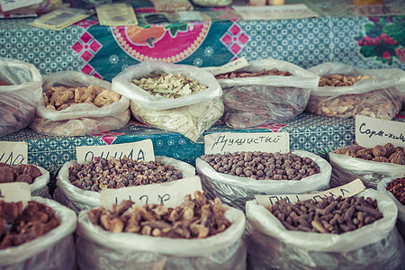 美丽生动的东方市场 满袋各种香料食物价格肉桂商业树叶标签辣椒勺子草本植物坚果图片