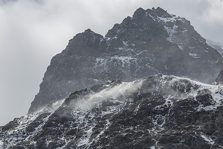 新西兰密尔福德湾公路沿线的雪山旅游风景地球首脑树木峡湾远足钥匙森林旅行图片