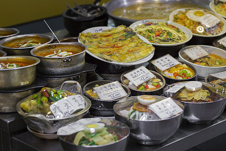 韩国在韩国首尔的当地市场买菜餐厅时间美食蔬菜小菜传统午餐牛肉烹饪营养背景图片