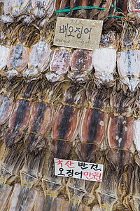 韩国市场上的干鱿鱼美味食物炙烤触手盘子街道海鲜花生营养餐厅图片