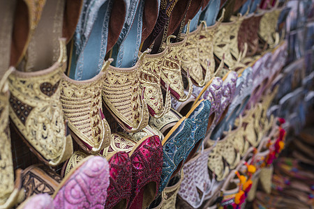 Duba 阿拉伯风格市场的鞋子贸易零售收藏配饰传统商业露天衣服购物鞋类图片