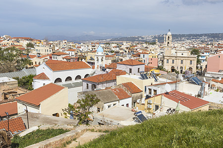 Crete Greec 的Chania市上方白色房屋景象海岸线城市全景蓝色村庄树木建筑物住宅阳光旅行图片