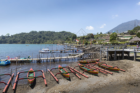 印度尼西亚巴厘岛的湖晴天上帝建筑学地标反射山脉旅行蓝色吸引力风景图片