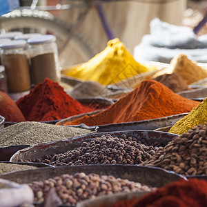 传统市场上的阿拉伯香料 摩洛哥 非洲店铺零售草本植物旅行销售辣椒粉末贸易美食情调图片