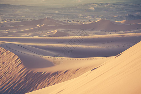 撒哈拉沙漠中的沙丘Morocc地平线橙子太阳海浪日落爬坡蓝色天空冒险阳光图片
