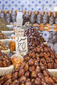 在摩洛哥Fes souk出售的Nuts和干果坚果小吃露天麦地水果杏子细绳市场饮食绳索图片