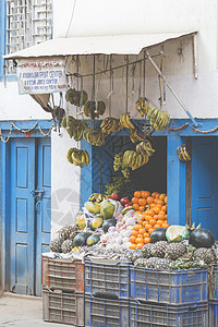 尼泊尔加德满都的新鲜果汁和水果店人士陈列柜展示男生菠萝市场生产橙子石榴消费者图片