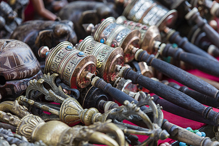 尼帕省加德满都的尼泊尔祈祷车轮工艺精神库存仪式收藏黄铜青铜佛教徒宗教人工制品图片