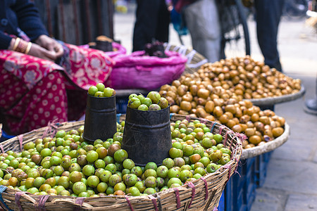 街头商贩在卡卡的Thamel卖水果蔬菜男人销售零售推销员正方形国家贸易食物旅行香蕉图片