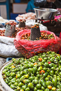 街头商贩在卡卡的Thamel卖水果蔬菜男人旅行旅游正方形食物零售国家商业城市销售图片