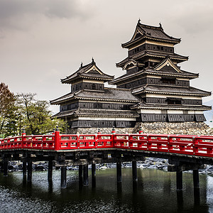 日本东洪苏松本中世纪的美丽的中世纪城堡日落建筑正方形遗产游客文化吸引力旅游墙壁武士图片