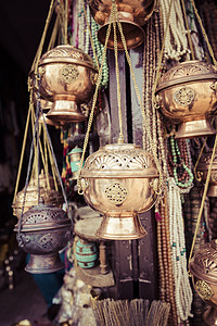 当地尼泊尔市场的传统纪念品收藏文化雕刻仪式祷告库存黄铜宗教历史工艺图片