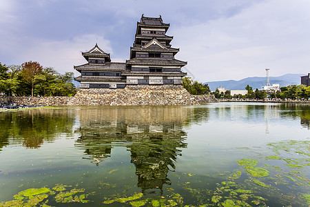 日本东洪苏松本中世纪的美丽的中世纪城堡日落吸引力护城河天空游客正方形旅游建筑武士石头图片