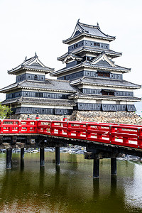 日本东洪苏松本中世纪的美丽的中世纪城堡遗产观光乌鸦墙壁蓝色建筑学寺庙正方形文化历史图片