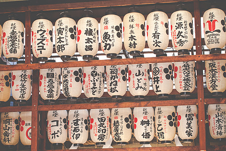 日本纸质灯神社店铺寺庙宗教灯笼汉子传统销售量白色庆典图片