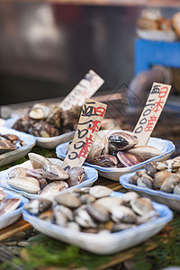 日本市场上销售的原生海产食品零售庆典海洋店铺钓鱼贝类美食鲭鱼食物海鲜图片