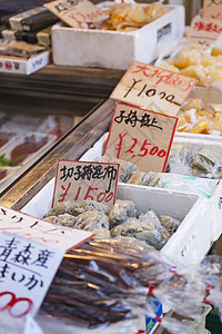 日本市场上销售的原生海产食品海鲜庆典贝类食物零售产品海洋美食螃蟹店铺图片