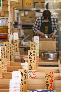 销售日本传统产品的日美传统产品价格城市人行道食物蔬菜零售行人水果化妆品店铺图片