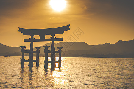 大太阳日本宫岛漂浮的Otorii门宗教文化海洋遗产牌坊大鸟天空寺庙橙子通道背景