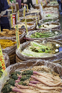 日本京都的传统粮食市场文化摊位烹饪小吃人士沙爹甜点商务盘子烧烤图片