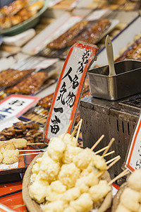 日本京都的传统粮食市场小吃饭团炙烤情调午餐沙爹烹饪异国美食甜点图片