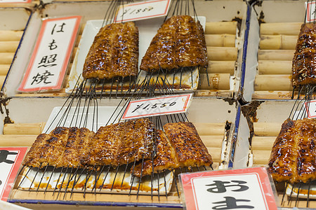 东京热日本京都的传统粮食市场小吃沙爹情调甜点盘子炙烤烹饪摊位饭团人士背景