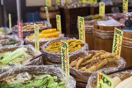 日本京都的传统粮食市场小贩异国街道小吃饭团烹饪沙爹午餐标签人士图片