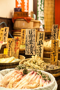 在日本的传统市场产品人行道化妆品店铺蔬菜城市零售餐厅街道食物图片