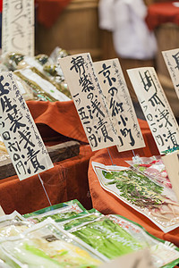 日本京都的传统粮食市场人士烧烤文化街道情调摊位异国美食盘子烹饪图片