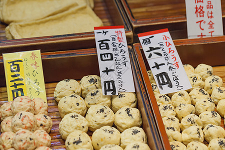 日本京都的传统粮食市场摊位烧烤人士小贩标签异国烹饪文化美食饭团图片