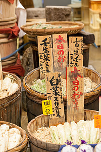 在日本的传统市场街道化妆品人行道餐厅商业价格行人水果食物城市图片