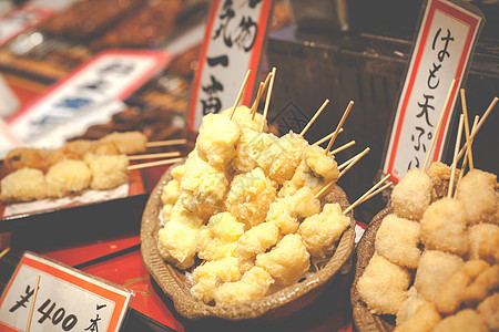 在日本的传统市场行人城市店铺访问蔬菜价格商业食物人行道街道图片