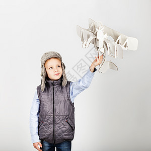 儿童男孩玩纸玩具飞机和做梦的bcomi动机幸福模型游戏苗圃想像力航班双翼孩子们乐趣图片