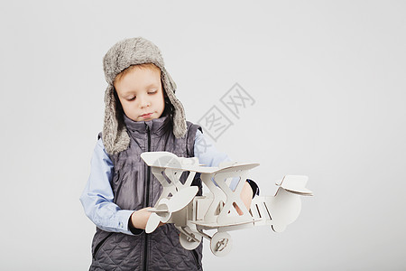 儿童男孩玩纸玩具飞机和做梦的bcomi旅行孩子们模型翅膀幸福冒险孩子动机自由游戏图片