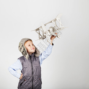 儿童男孩玩纸玩具飞机和做梦的bcomi孩子们苗圃想像力翅膀幸福旅行房间背心航班童年图片
