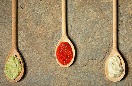 汤匙中不同类型的酱汁美食香料食物味道木头用具勺子香蒜沙拉美味图片