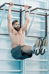 在体育馆运动设备上锻炼的无体运动运动员图片