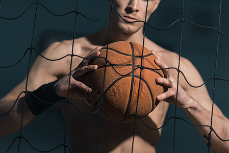 手握篮球运动运动员的视线部分显示图片