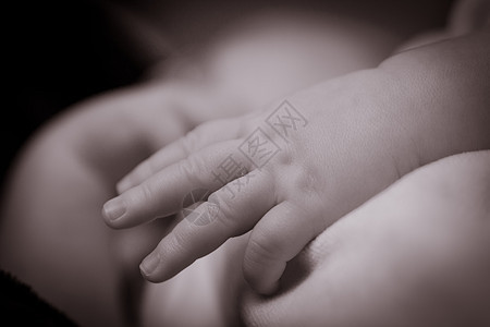 特写单色的手孩子青年家庭新生婴儿父母手指压痛婴儿期亲热背景图片